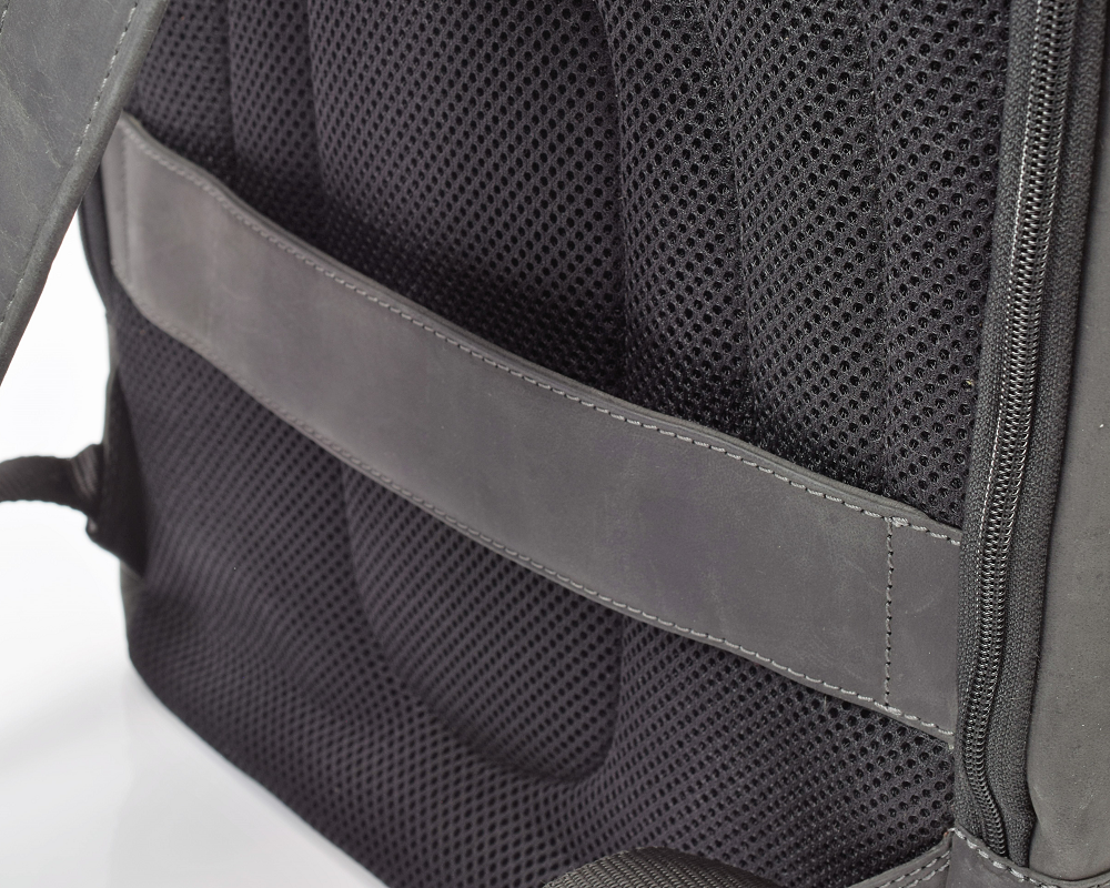 Menzo MB80 - Rucksack Büffelleder/schwarz für 15,6 Zoll Laptop